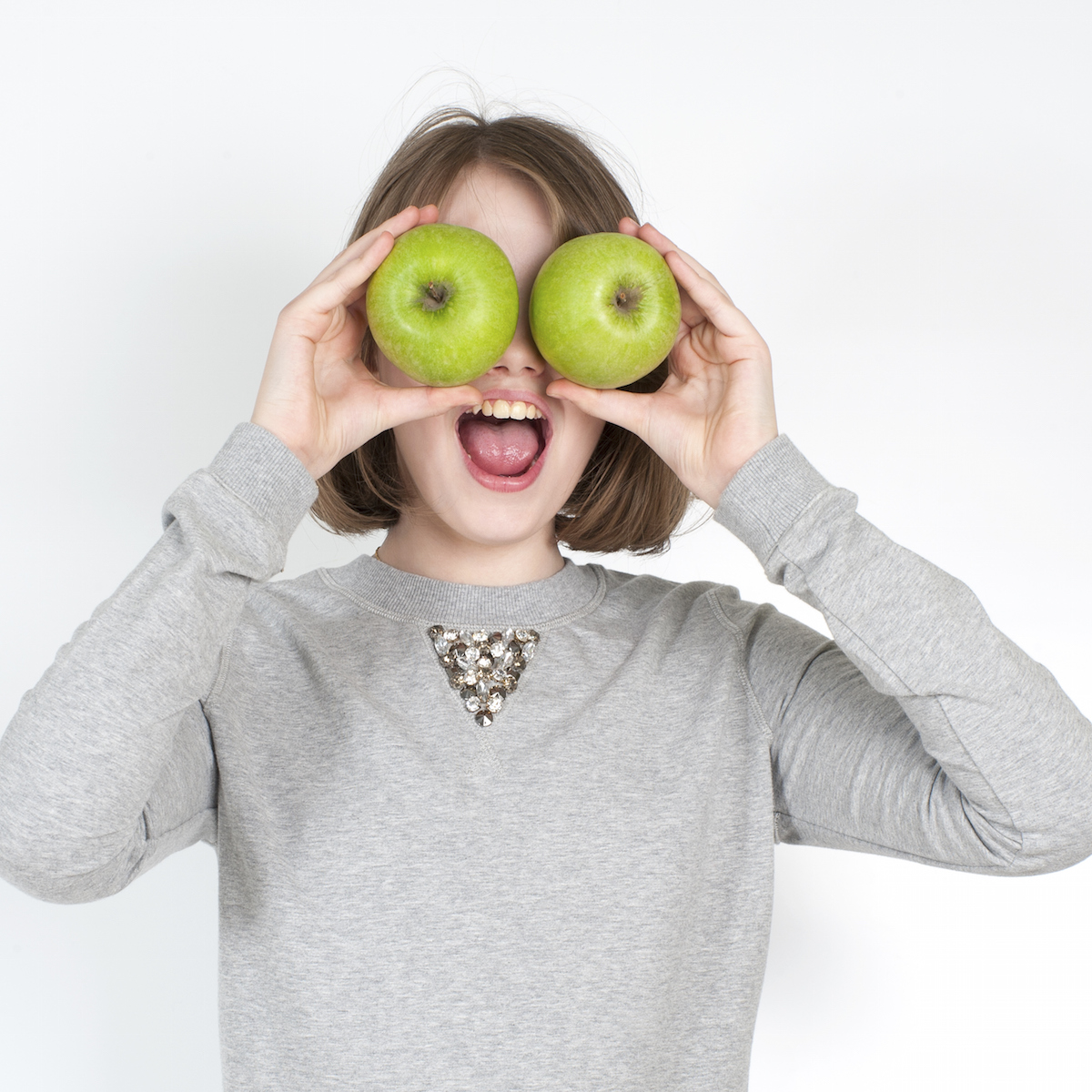 Я хочу зеленое яблоко прямо. Фотосессия с зелеными яблоками студийная. Девушка яблоки вместо глаз.
